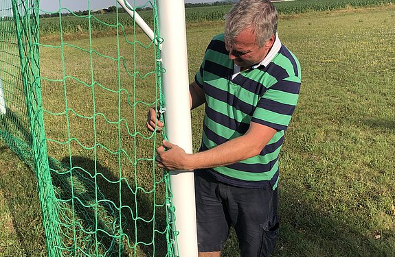 GR Markus Wallnberger spendet Netze für Hilpersdorfer Fußballplatz